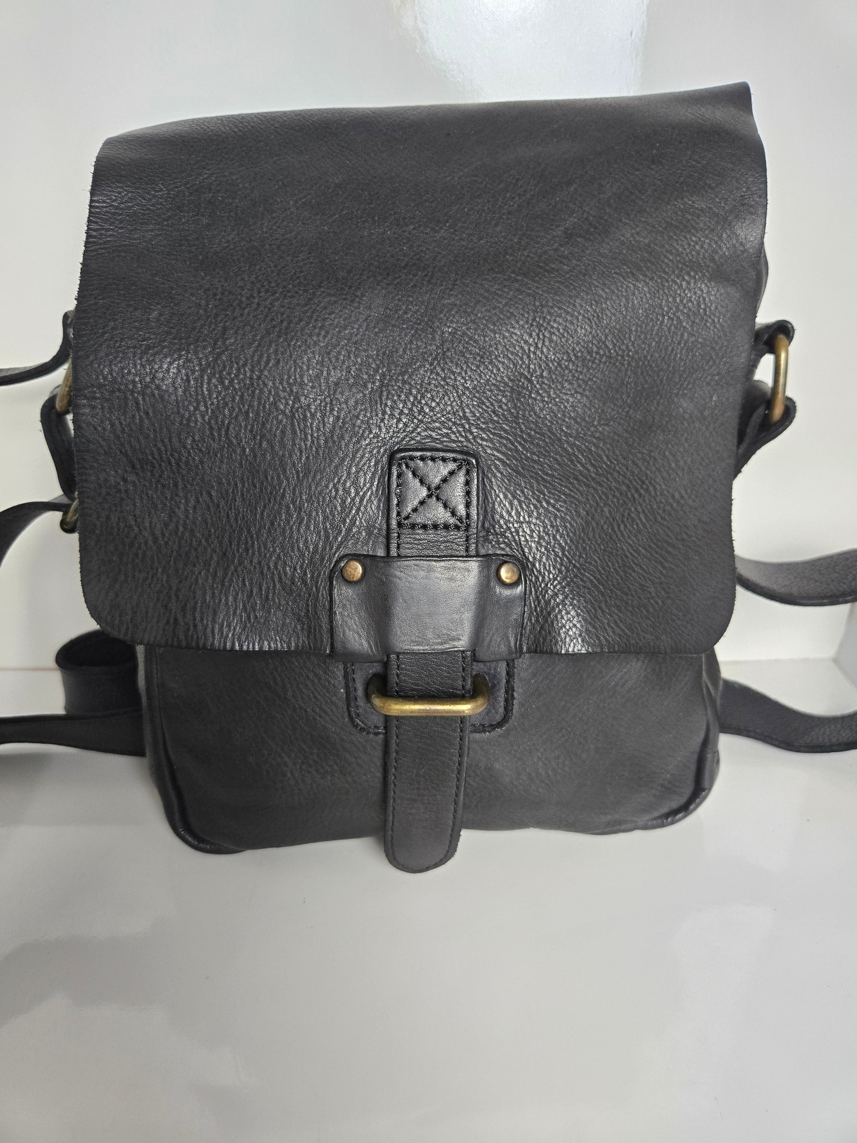 Unisex Black Leather Shoulder/Crossbody Bag