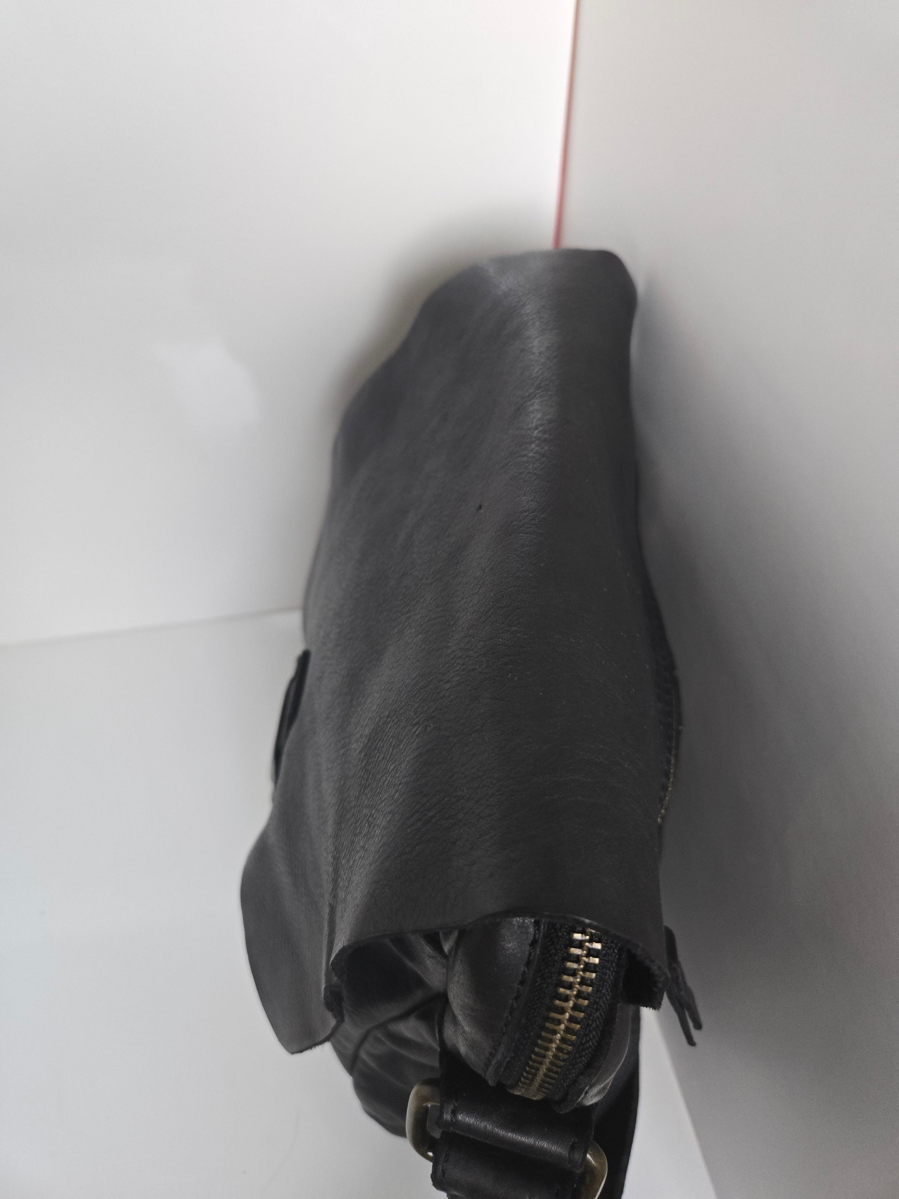 Unisex Black Leather Shoulder/Crossbody Bag