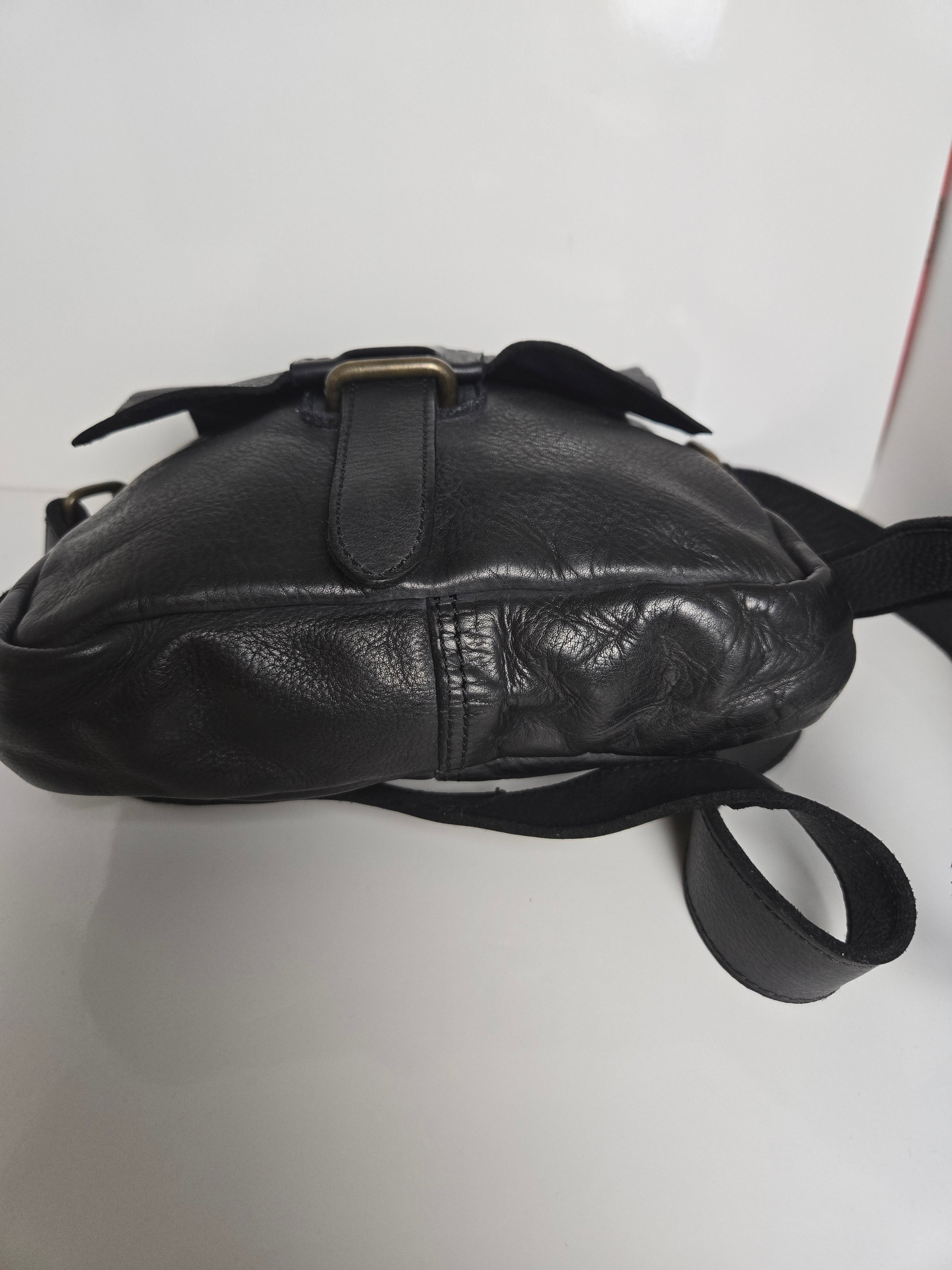 Unisex Black Leather Shoulder/Crossbody Bag